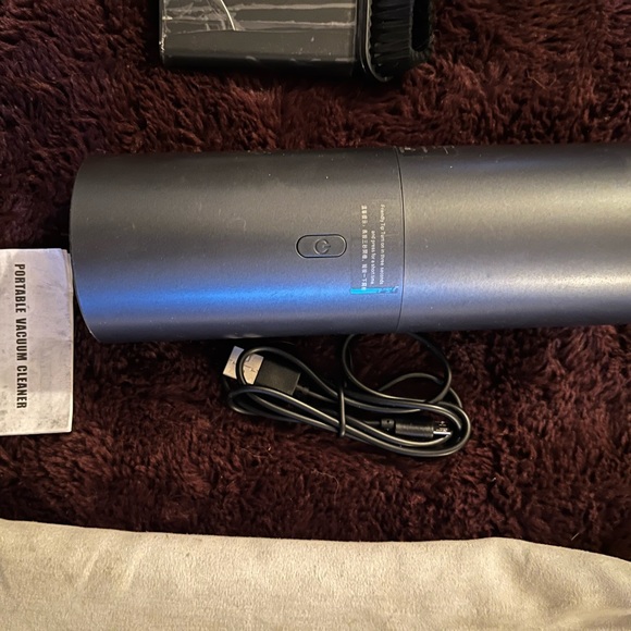 Mini vacuum like new - Picture 2 of 4